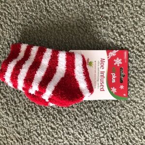 🔸3/$20🔸 

Red and white stripped fuzzy socks